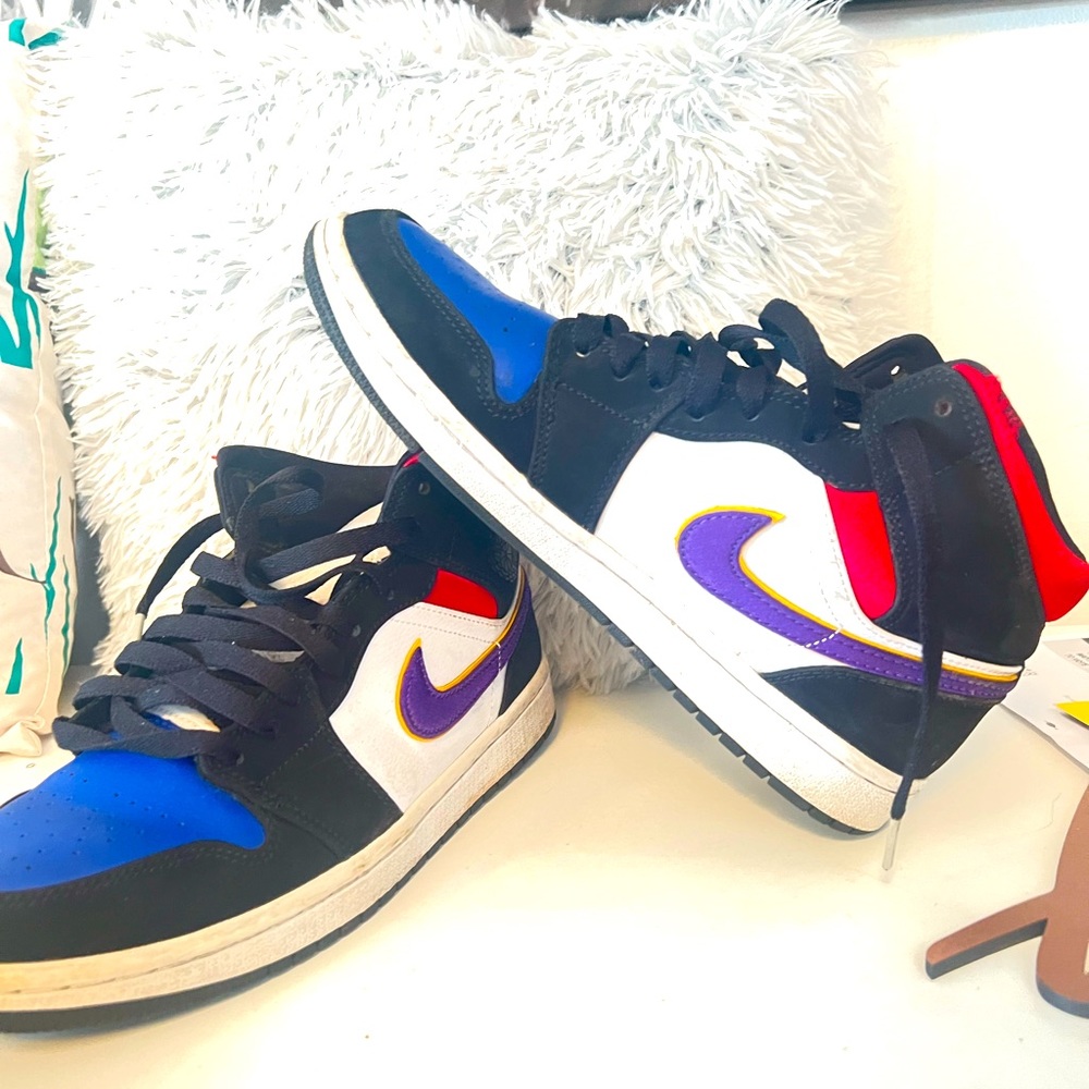 Nike 1’s Laker